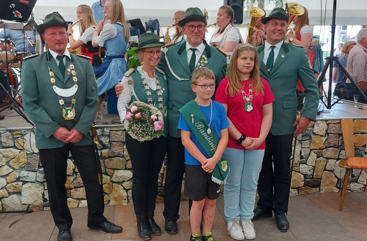 Das Knigspaar mit Jungmajestten, dem Vorsitzendem und Adjutanten. (Fotos: Verein)