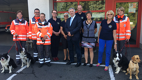 Die Lions-Mitglieder hatten ein modernes Sprechfunkgert fr die DRK Rettungshundestaffel mitgebracht. Foto: Lions