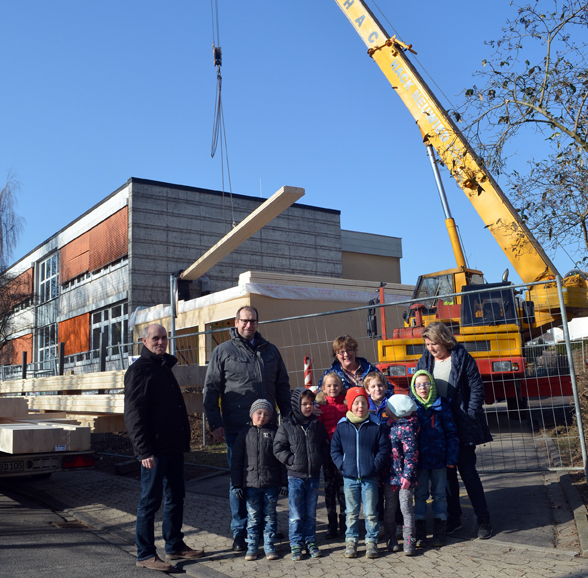 Schulleiterin Regina Abels Schfer beobachtete gemeinsam mit Schulkindern der Brder-Grimm-Schule und Vertretern des Immobilienmanagements, wie die Bauteile des neuen Klassenraums am Kranseil auf ihren Platz schweben. Foto: Privat