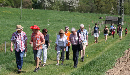 Den Auftakt des Leader-Workshops in Werkhausen bildeten Spaziergnge, um ins Gesprch zu kommen. (Foto: Veranstalter)