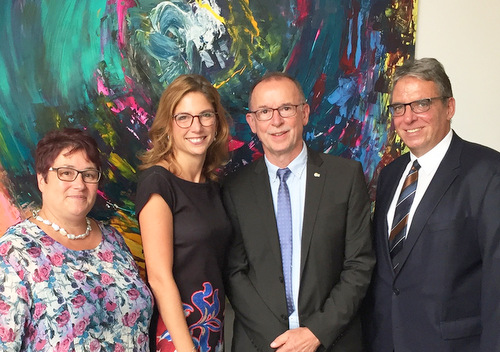 Bei einer Feierstunde in Mainz erhielt Lothar Lehmler (2. Von rechts) die Staatsmedaille aus den Hnden von Sozialministerin Sabine Btzing-Lichtenthler (2. Von links). Mit dabei waren die Kadenbacher Ortsbrgermeisterin Ute Khchen und Andree Stein, der Erste Beigeordnete der Verbandsgemeinde Montabaur. (Foto: Verbandsgemeindeverwaltung Montabaur) 
