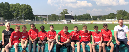 Platz 5 beim Regionalentscheid in Koblenz: (von links) Betreuerin Brbel Fuhrmann, Romeo Raneck, Paris Bilz, Mouna Alloui, Soundie Mulitze, Tanja Braun, Finn-Luca Schwarz, Louis Michl, Maurice Kasten, Marinus Viana-Rodriguez, Jonas Fuhrmann und Sportlehrer Max Hitzel. (Foto: IGS/Laura Dinger) 
  