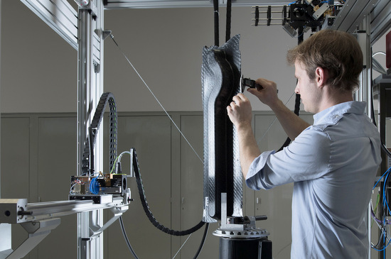 Tfteln an der Zukunft des Automobils: Matthias Kahl analysiert mit Terahertz-Strahlung ein Organoblech, ein mit Glasfasern verstrkter Kunststoff, der die Metallkarosserie ersetzen soll. (Foto: Universitt Siegen) 