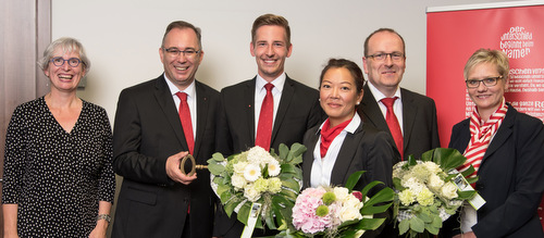 Mit einer symbolischen Schlsselbergabe stellte Sparkassen-Vorstand Michael Bug (2. von links) die neuen Geschftsstellenleiter Alexander Schn, Jasmin Stiltz und Jan Kowalsky (2. bis 4. von rechts) vor. Zu den Gratulanten zhlten auch Marktbereichsleiterin Barbara Ru (links) und Beatrix Molzberger (Personalrat, rechts). (Foto: Sparkasse Westerwald-Sieg)
