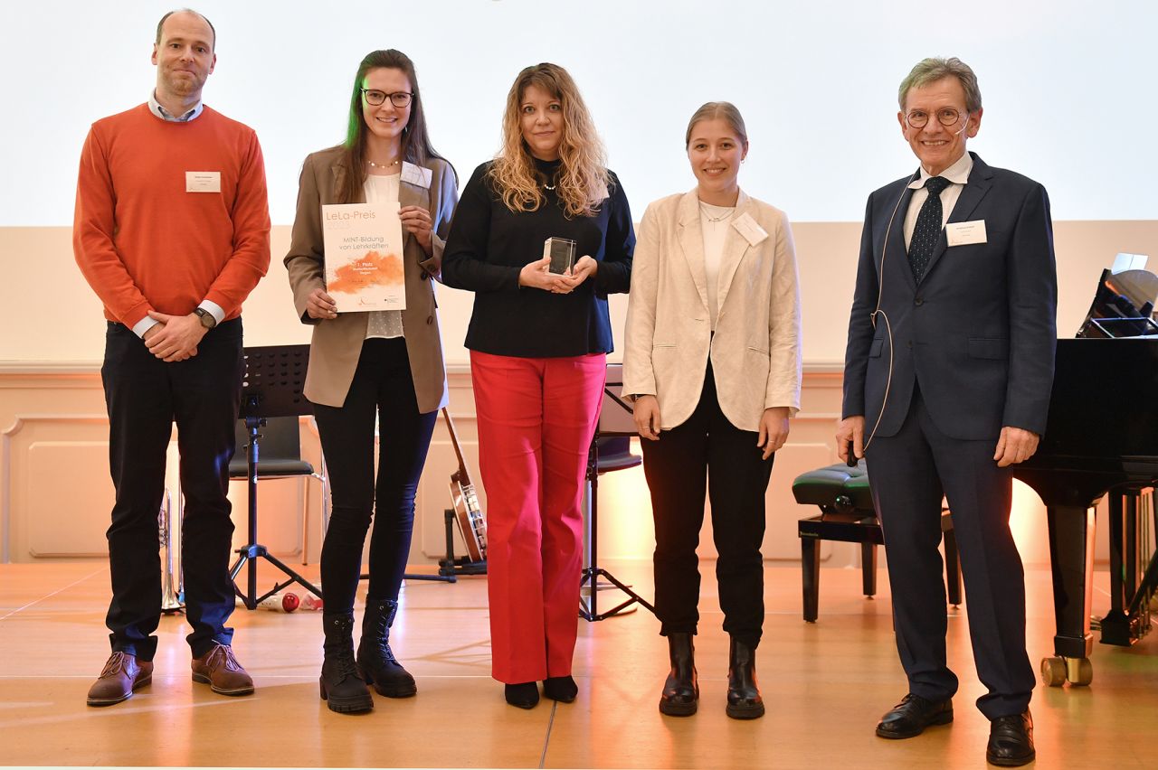 Dr. Eva Hoffart (Mitte) nahm den Preis in Gttingen entgegen. Begleitet wurde sie von den studentischen Hilfskrften Janika Bosniakowsky und Louisa Borkenhagen. Die Laudatio hielt Jurymitglied Prof. Dr. Stefan Schwarzer (links). Es gratulierte Dr. Andreas Kratzer vom Vorstand des Bundesverbandes der Schlerlabore. Foto: Uni Siegen