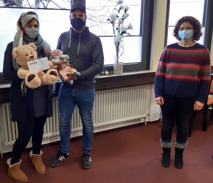 Gabriele Greis freut sich zusammen mit Familie Etz ber die Geburt der kleinen Leni. Foto: VG Hachenburg