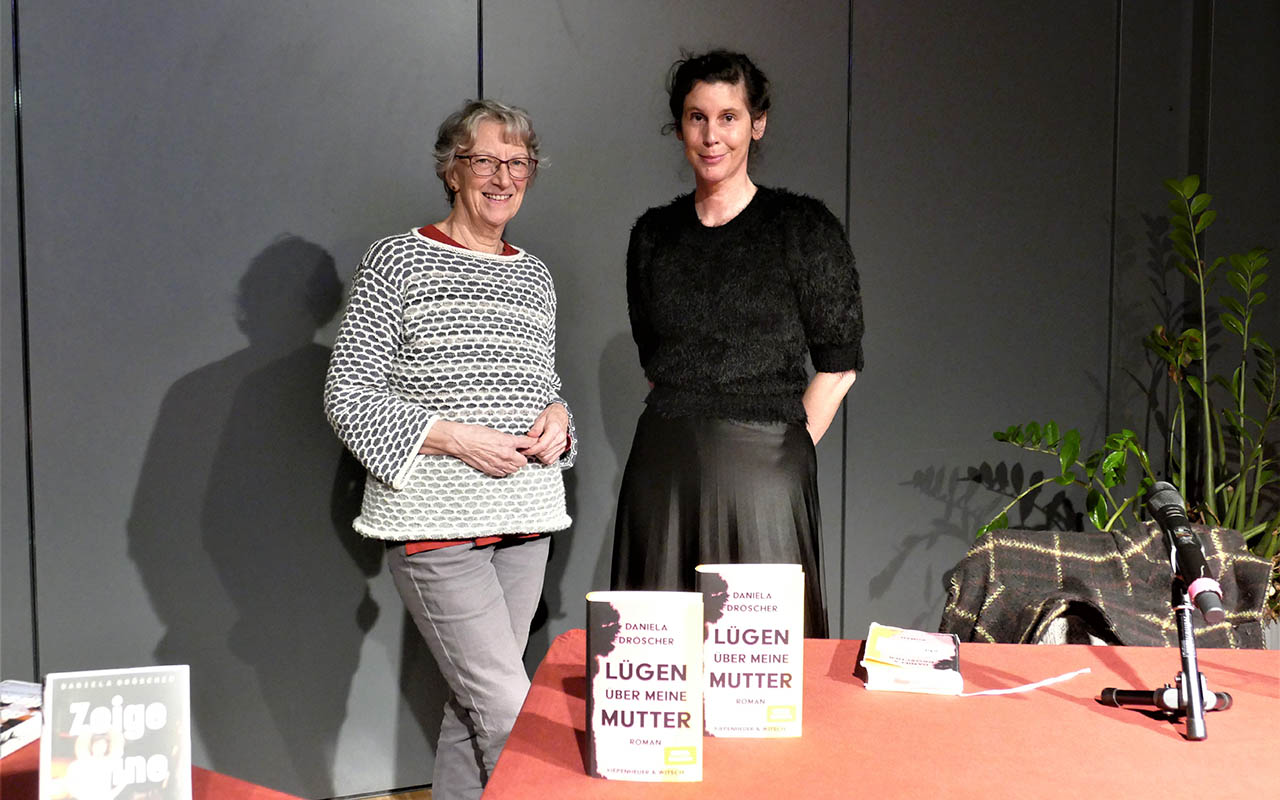 "Lgen ber meine Mutter" hie das vorgestellte Buch. Links Maria Bastian-Erll mit Autorin Andrea Drscher. (Fotos: ma)