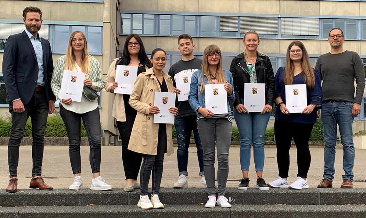 Die Absolventen der Fachschule Wirtschaft an der LES. (Foto: Ludwig-Erhard-Schule)
