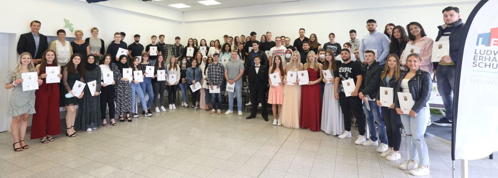 Absolventinnen und Absolventen der Hheren Berufsfachschule mit ihren Klassenlehren. Foto: Ludwig-Erhard-Schule