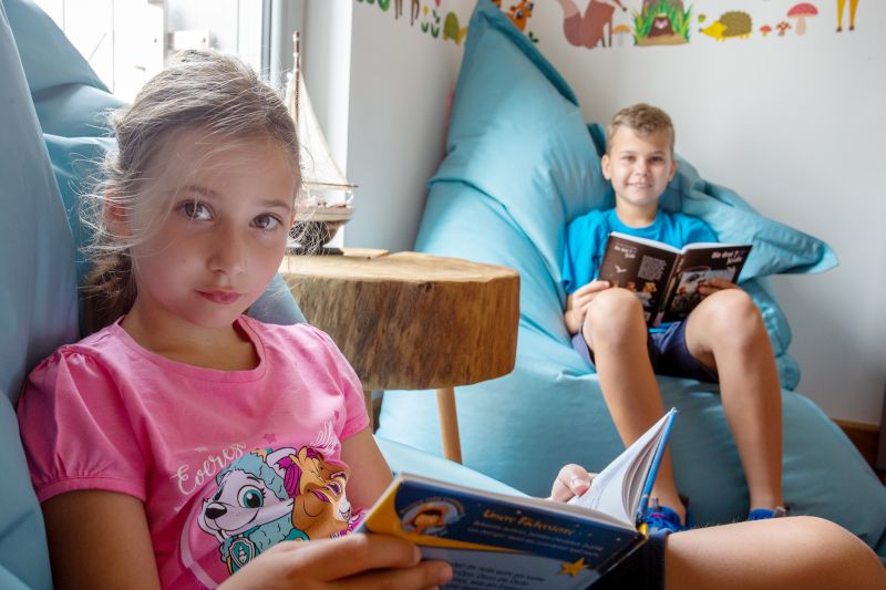 Jana (7) und Luca (9) nutzen gerne das Angebot der Stadtbcherei und versorgen sich mit spannenden Bchern. Foto: Stadt Selters