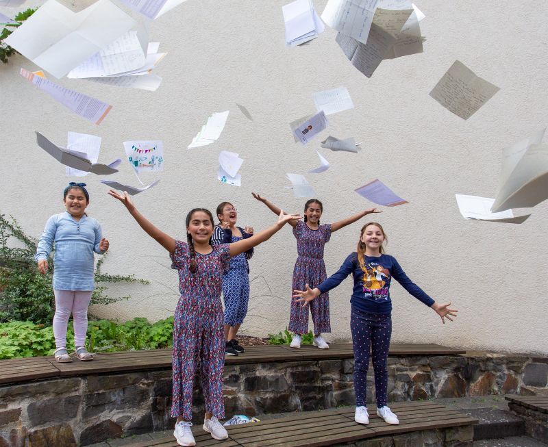 Stapelweise erreichten liebevoll gestaltete Leseberichte die Bcherei. Die frhlichen Gewinnerinnen des Lesesommers werfen sie in die Luft: v.l. Asmin, Ceylin, Defne, Helin und Jolina Marie. Foto: privat