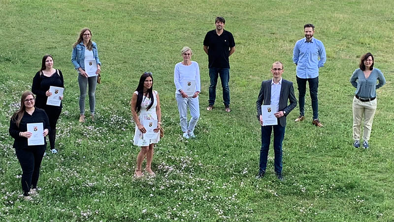 Absolventinnen und Absolventen der Fachschule Wirtschaft an der Ludwig-Erhard- Schule Neuwied mit ihrer Lehrerin und ihren Lehrern Frau Hartmann, Herr Bonn und Herr Feil. Foto: privat