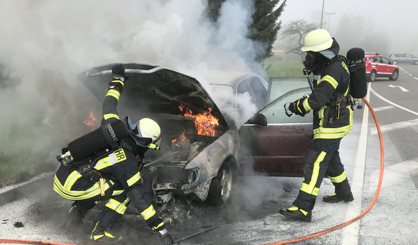 Letzte Flammen im Motorraum werden gelscht. (Foto: Feuerwehr Hamm/Alexander Mller)