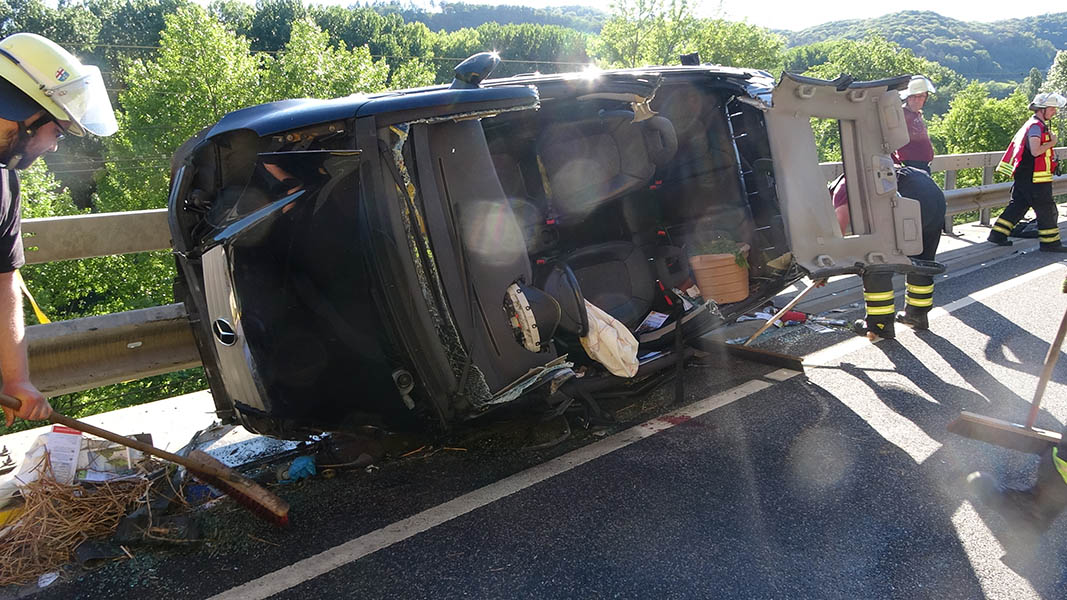 Unfall auf B42 bei Leutesdorf mit zwei schwer verletzten Frauen