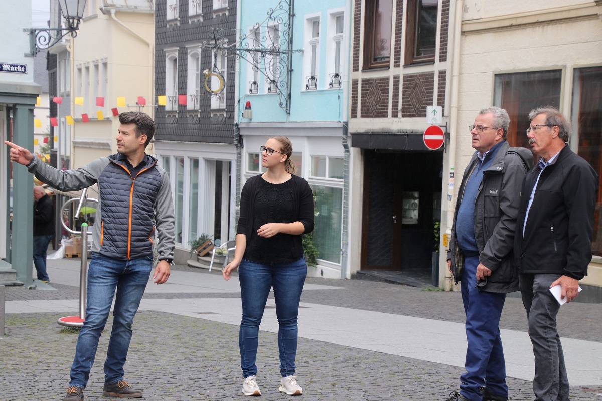 (v.l.) Stadtbrgermeister Stefan Leukel  mit Citymanagerin Timea Zimmer, dem CDU-Wahlkreisabgeordneten Dr. Andreas Nick MdB und dem CDU-Fraktionsvorsitzendem Karl-Heinz Boll in der Hachenburger Innenstadt (Fotoquelle: Karl-Heinz Boll)