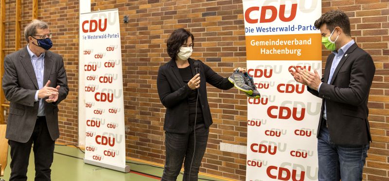 Karl-Heinz Boll und Pia Hsch-Schfer berreichen Stefan Leukel ein Paar Wanderschuhe, damit er in den nchsten Wochen und Monaten mglichst viele Tren in den Drfern und der Stadt erreichen kann. Foto: Rder-Moldenhauer