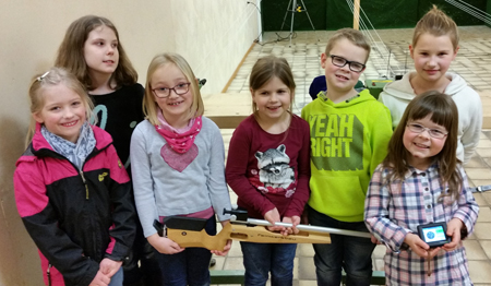 Die Testphase mit dem neuen Sportgewehr begeisterte die Kinder. Foto: Verein