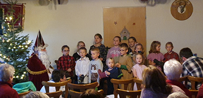 Der Nikolaus besuchte die Kinder vom SV Leuzbach-Bergenhausen. Foto: Verein