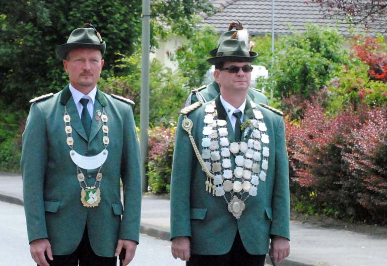 Knig Uwe II. (rechts) regiert in diesem Jahr die Aktiven des Schtzenvereins Leuzbach-Bergenhausen. (Foto: kk)