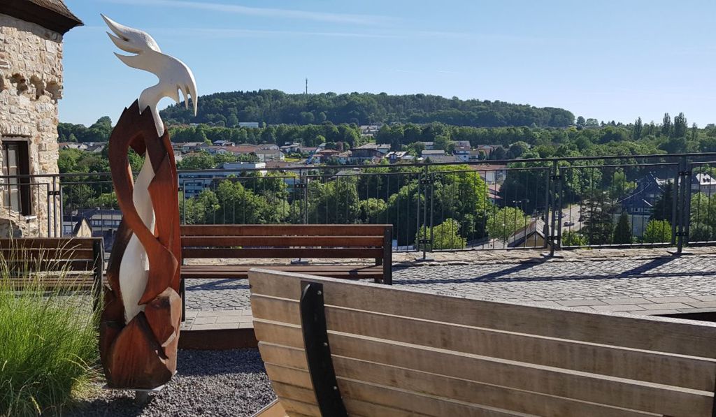 Erneuerung heit die neue Holz-Skulptur von Simone Levy, die am Karoline-Kahn-Platz in Montabaur steht. Sie ist Teil des Europischen Skulpturenpfads. Bild: Stadt Montabaur / Simone Levy