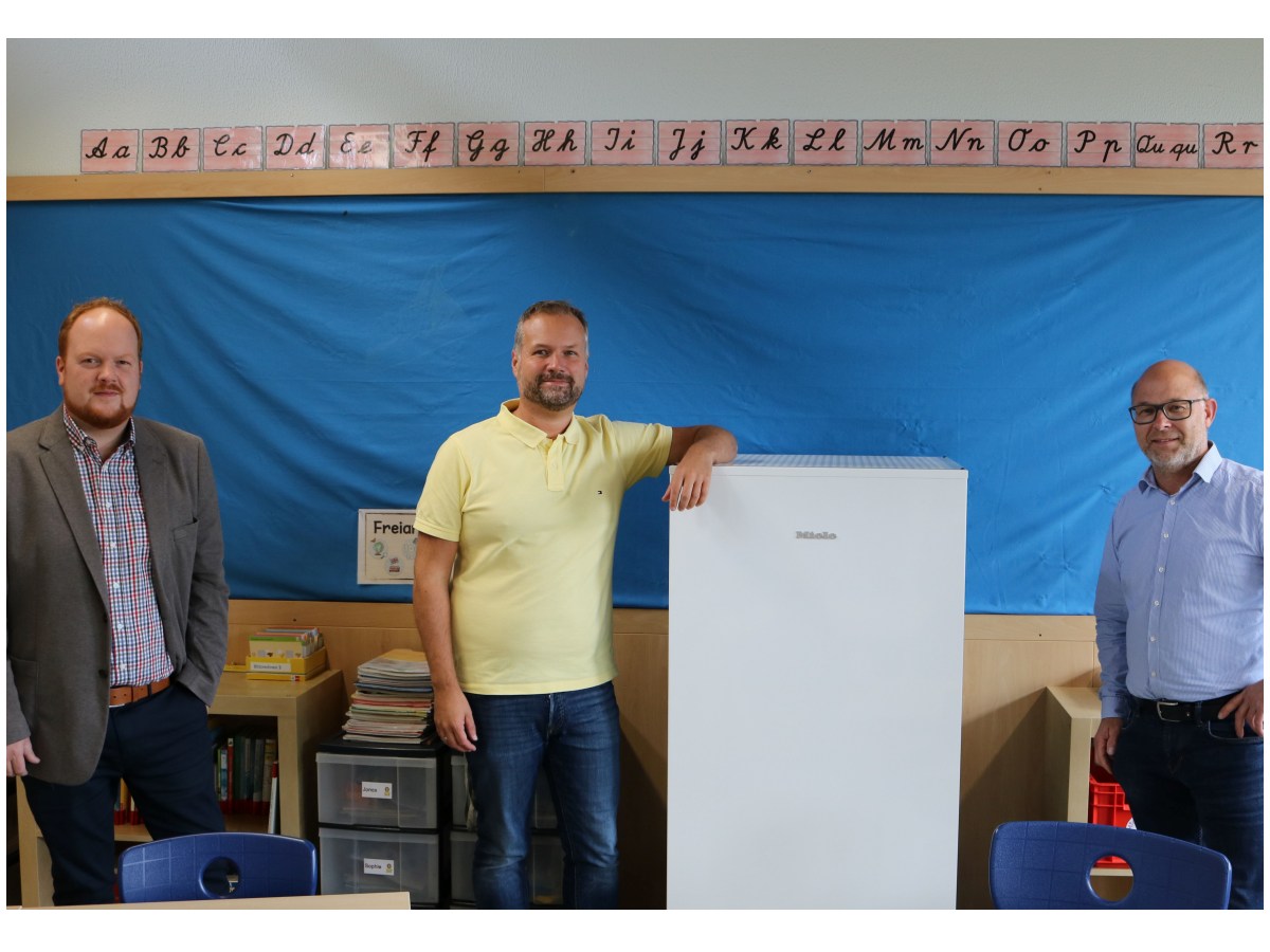 In den Klassen der Michael-Grundschule sind die neuen Luftreiniger schon in Betrieb. Brgermeister Andreas Hundhausen, Schulleiter Lars Lamowski und Fachgebietsleiter Frank Reifenrath (von links) berzeugten sich von der einwandfreien Funktionsweise. (Foto: VG Kirchen) 