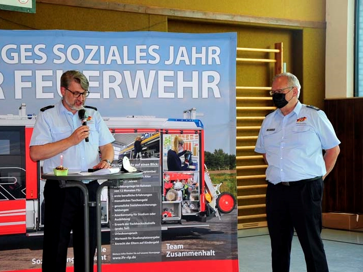 Ehrung des langjhrigen Referenten fr Facharbeit Dieter Stein (rechts)  er erhielt die Ehrenspange des Prsidenten des LFV Frank Hachemer. (Fotos: kk)