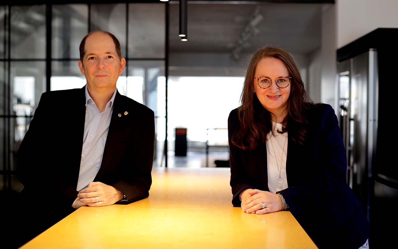 Barbara Hombach legt die Prsidentschaft vertrauensvoll in die Hnde von Thomas Weigel, dem neuen Prsidenten des Lions Clubs Bad Marienberg. (Foto: Doris Kohlhas)
