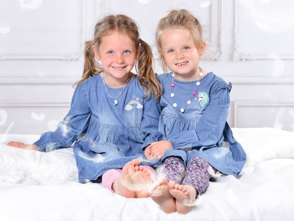 Die fünfjährige Lia (rechts) aus Siegen leidet unter einer akuten Form von Blutkrebs. Die Krankheit haben ihr Leben, das ihrer Eltern und ihrer zwei Geschwister Ella und Ben dramatisch verändert. 