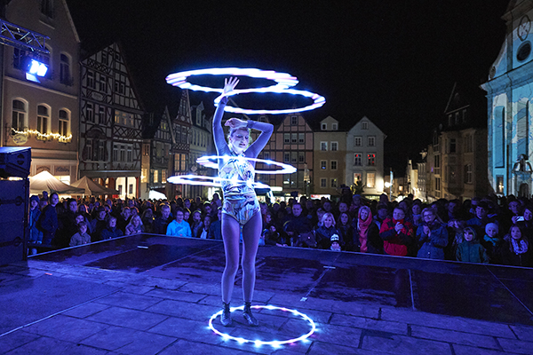 Auftritt der Knstlerin Kristin La Hoop auf dem Feuer- und Lichtfestival Hachenburg Lichterloh. Fotos: Matthias Ketz