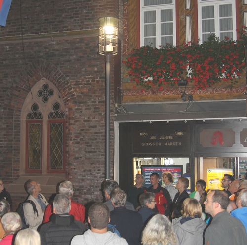 Welcher Schein soll es sein? Bei einem Rundgang diskutierten Stadtratsmitglieder und Brger ber die knftige Straenbeleuchtung in Montabaur. (Foto: Verbadnsgemeindeverwaltung Montabaur) 