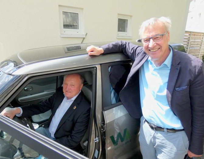 Landrat Michael Lieber im Auto erklrt Staatssekretr Dr. Thomas Griese die Funktion des kreiseigenen Elektroautos. (Foto: GRI)