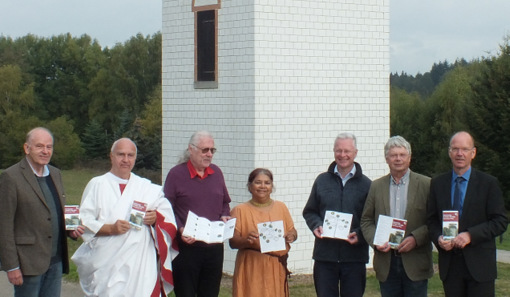 Am Limesturm in Hillscheid trafen sich Vertreter der beteiligten Kommunen zur Vorstellung des neuen Flyers. (Foto: Kannenbckerland-Touristik)