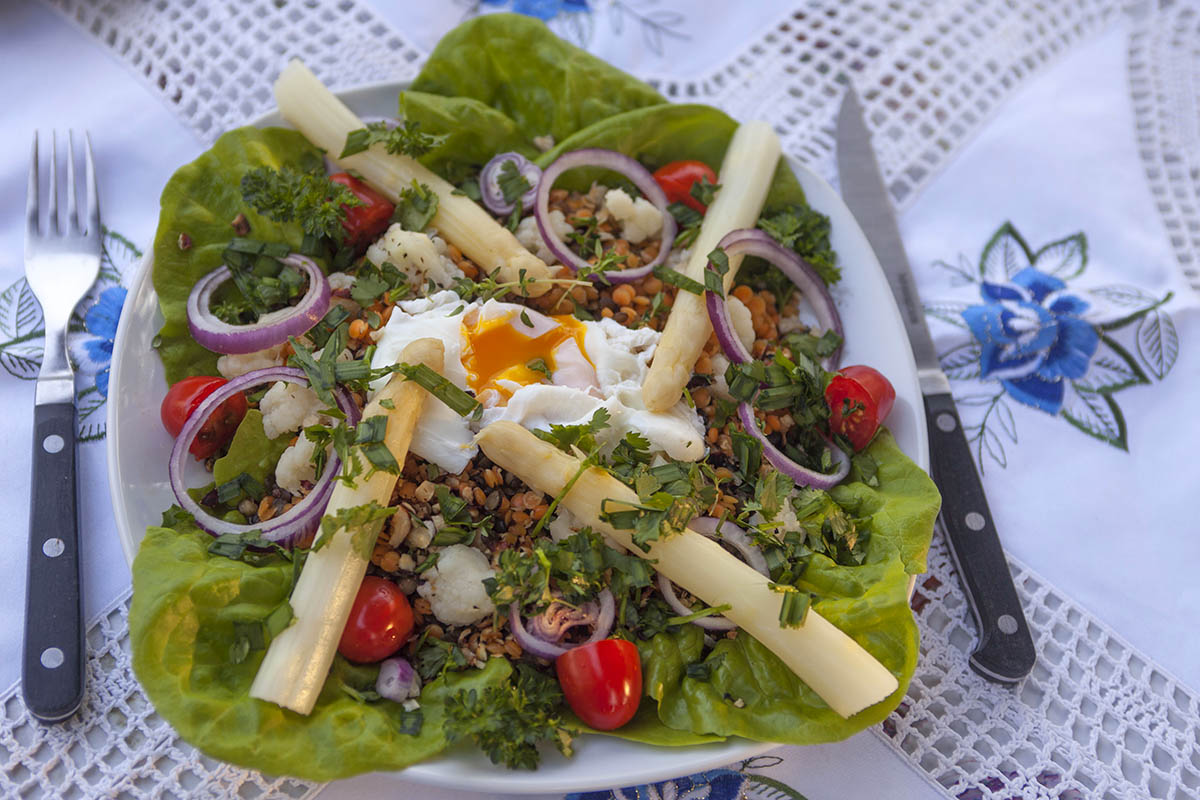 Westerwlder Rezepte: Bunter Linsensalat mit pochiertem Ei