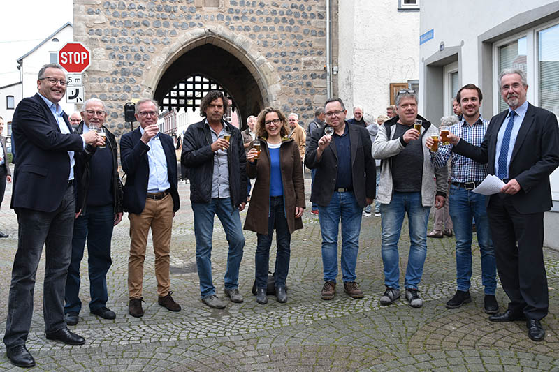 Vertreter der Stadt, der bauausfhrenden Firmen und Verwaltung stoen auf die Vollendung der Sanierungsarbeiten am Neutor an. Foto: ran