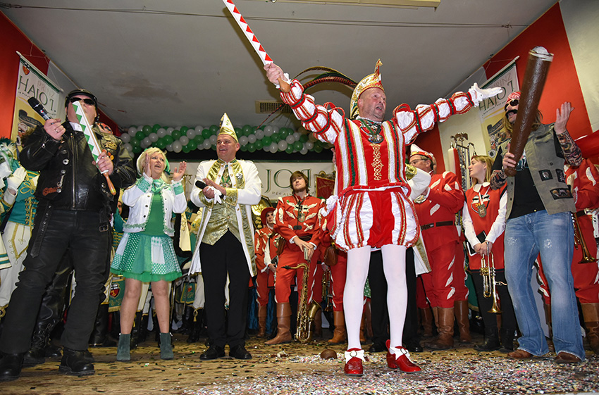 Endlich hlt der glckliche Prinz Hajo I. die richtige Insignie in der Hand. Fotos: sol