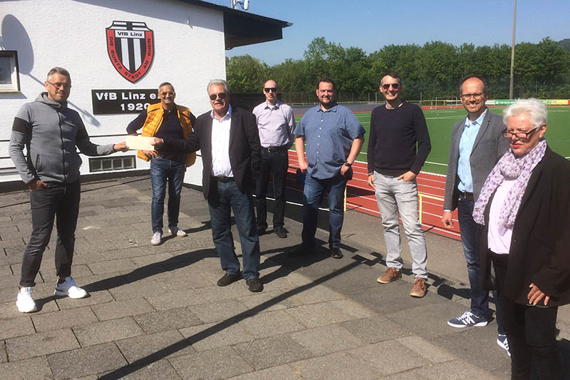 Michael Schneider (3. v. l.) von der FWG bergab den Scheck an den Vorsitzenden des VfB Linz, Mirko Schopp (links). Foto: pr