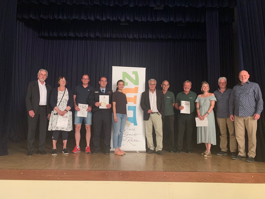 V.l.: Stadtbrgermeister Dr. Faust, Brbel Clemens, Heiko Grathoff, Christian Reifert, Hava Araz, Beigeordnete Michael Schneider, Gerd Schneider, Uwe Prassel, Ariane Neuffer, Erich Schnberg, Didi Przgen. (Foto: Stadt Linz am Rhein)