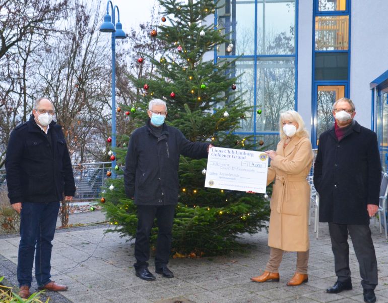 Spendenbergabe im Schatten des Weihnachtsbaumes: v.l.n.r. Hans-Jrgen Schmidt (Vorsitzender des Frdervereins Limburg-Goldener Grund), Martin Richard (Vorsitzender der Stiftung St. Vincenz-Hospital), Prof. Dr. Karen Reimer (Prsidentin des Lions Clubs Limburg-Goldener Grund) und Peter Jefremow (Vizeprsident des Clubs). Foto: privat