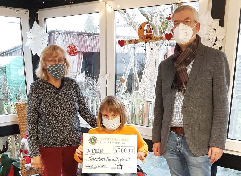 Von links nach rechts: Gaby ErnstSchmidt, ein betreutes Kind, Klaus Patt vom LC Westerwald. Foto: Lionsclub Westerwald, Jrg Rttgen.
