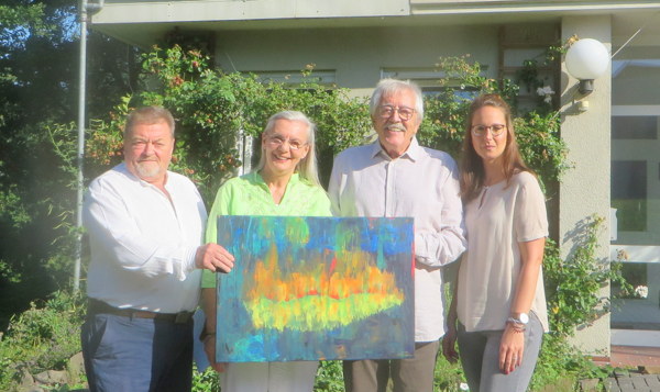 Laden zur Kunstausstellung in die Evangelische Landjugendakademie (LJA) ein: (von links) Friedhelm Zllner (Kunstforum), Helga Seelbach (LJA), Gerhard Grner (Aussteller) und Nicole Thilo (LJA). (Foto: privat)