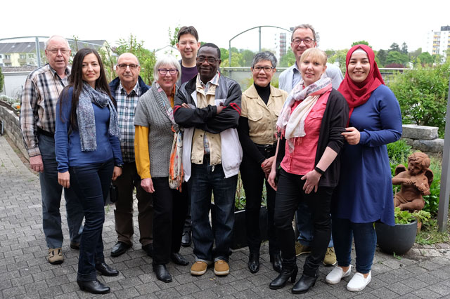 Sozialdezernent Michael Mang und Mitglieder des Migrationsbeirates informierten sich im Josef-Ecker-Stift ber kultursensible Pflege. Sie erhielten Informationen aus ersten Hand von Einrichtungsleiter Siegfried Hartinger (Dritter von rechts), Pflegedienstleiterin Angelika Seifert (Zweite von rechts) und Cagil Mercan (rechts), einem  Mitglied des Pflegeteams. Foto: Privat