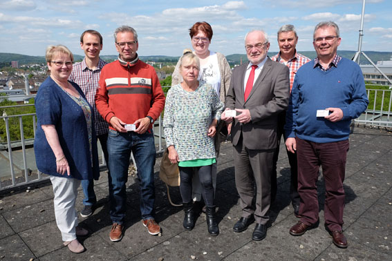 Mit Blick auf die Stadt, fr deren Brger sie sich engagieren (von links): Mechthild Zilles, Mathias Isaak, Klaus Hrter, Gisela Hrter, Sabine Krmer, Oberbrgermeister Nikolaus Roth, Wolfgang Khn und Konrad Gassmann. Foto: Privat