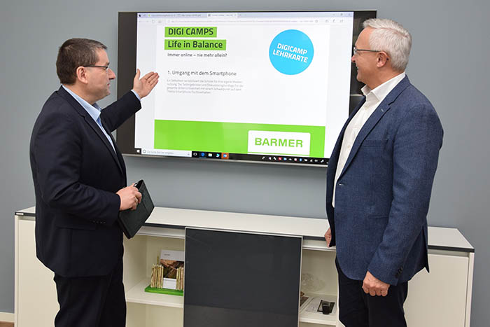 Peter Lauermann (links), Regionalgeschftsfhrer der Barmer Neuwied, erlutert Landrat Achim Hallerbach das Programm der Digi Camps fr die Schulen. Foto: Kreisverwaltung