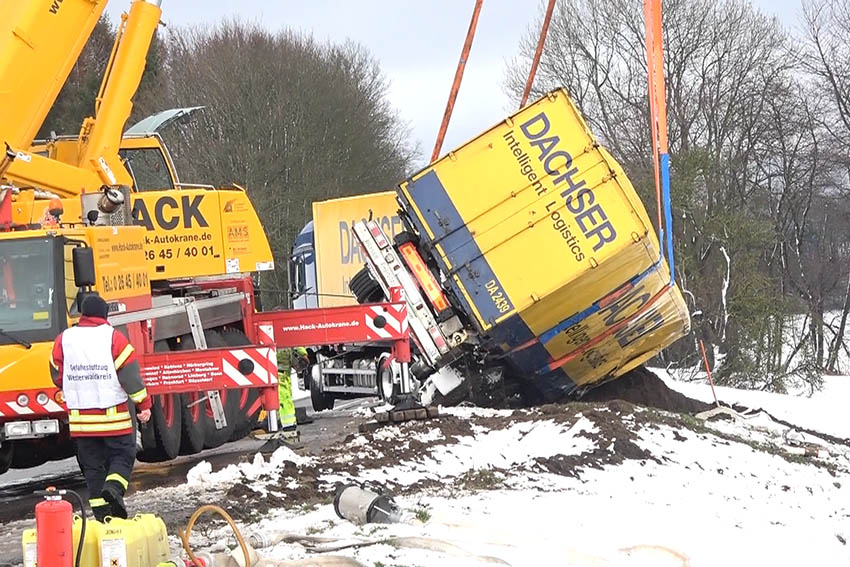 B 255: Anhnger von Gefahrgut-LKW kippt um 