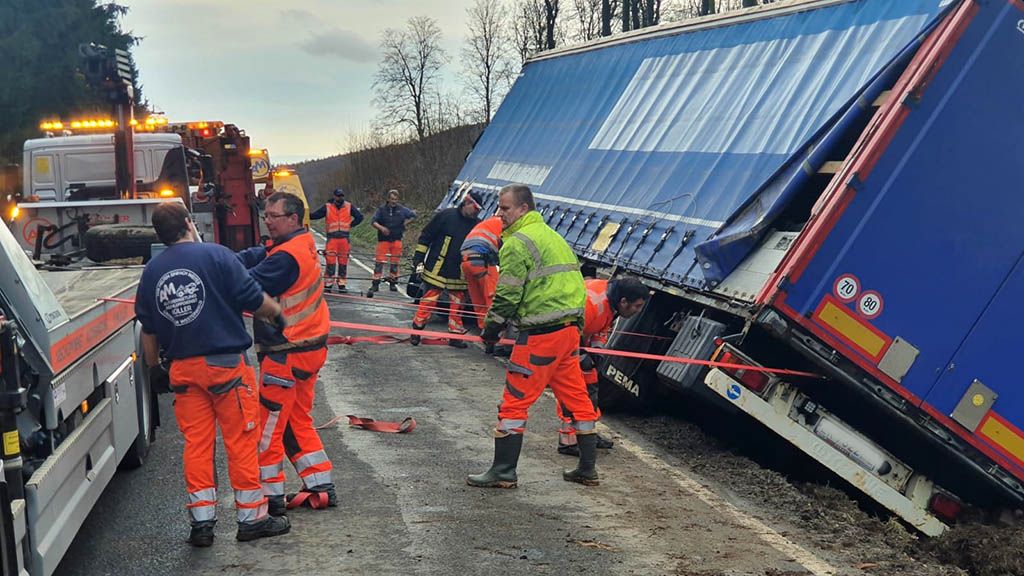 Bergungsarbeiten am umgekippten LKW. Fotos: RS-Media