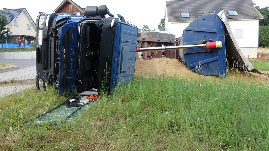 LKW mit Kies kippt um  zwei Personen verletzt