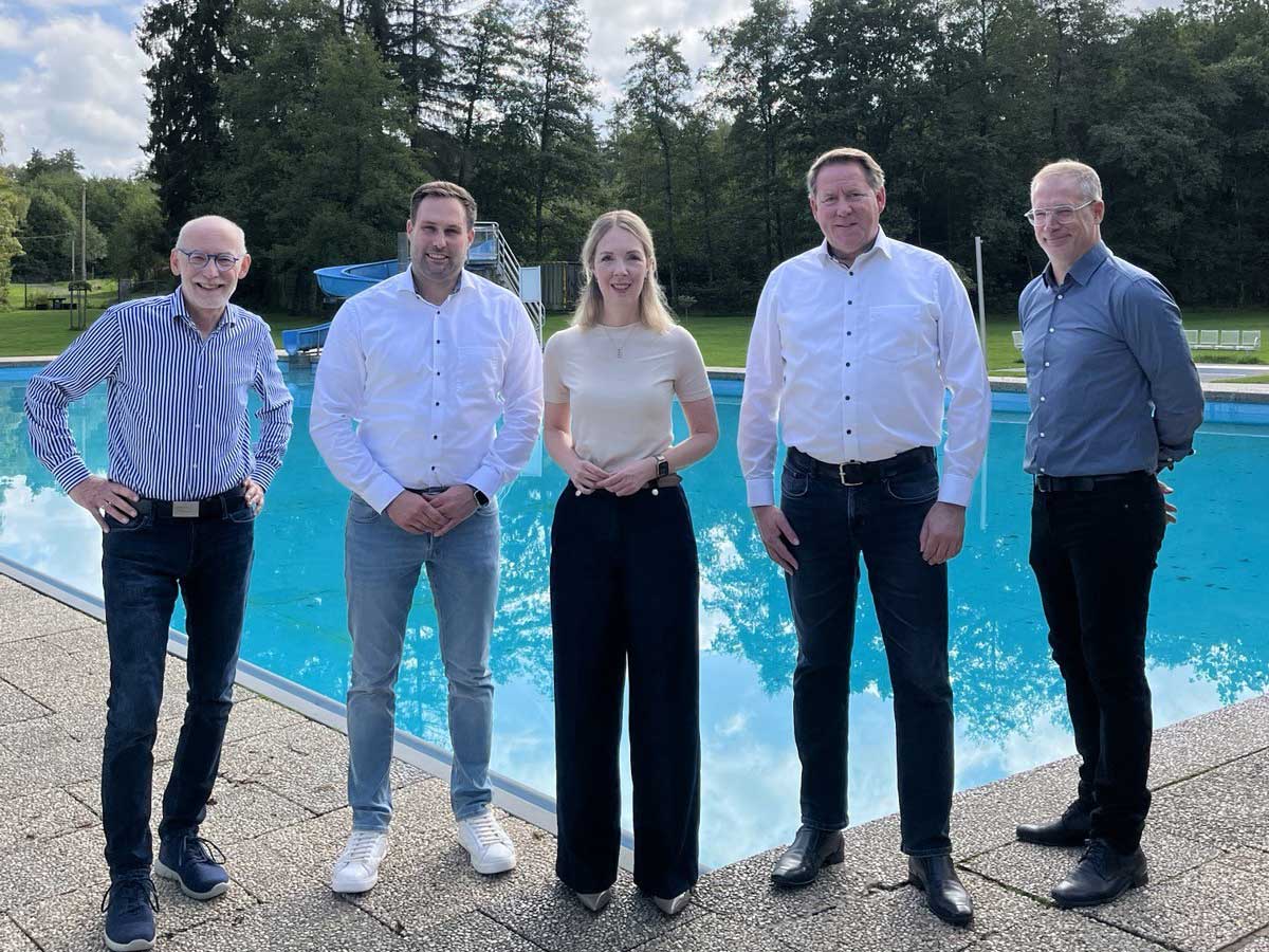 Ellen Demuth und Joachim Brenner setzen sich f�r Bundesf�rderung des Freibades Dickendorf ein. (Foto: Tjark Th�n�en)