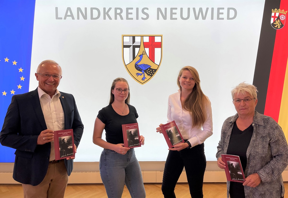 Landrat Achim Hallerbach und Kreis-Gleichstellungsbeauftragte Doris Eyl-Mller gratulierten Fiona Isabel Schfer und Lisa La zum diesjhrigen Johanna-Loewenherz-Preis. (Foto: privat)