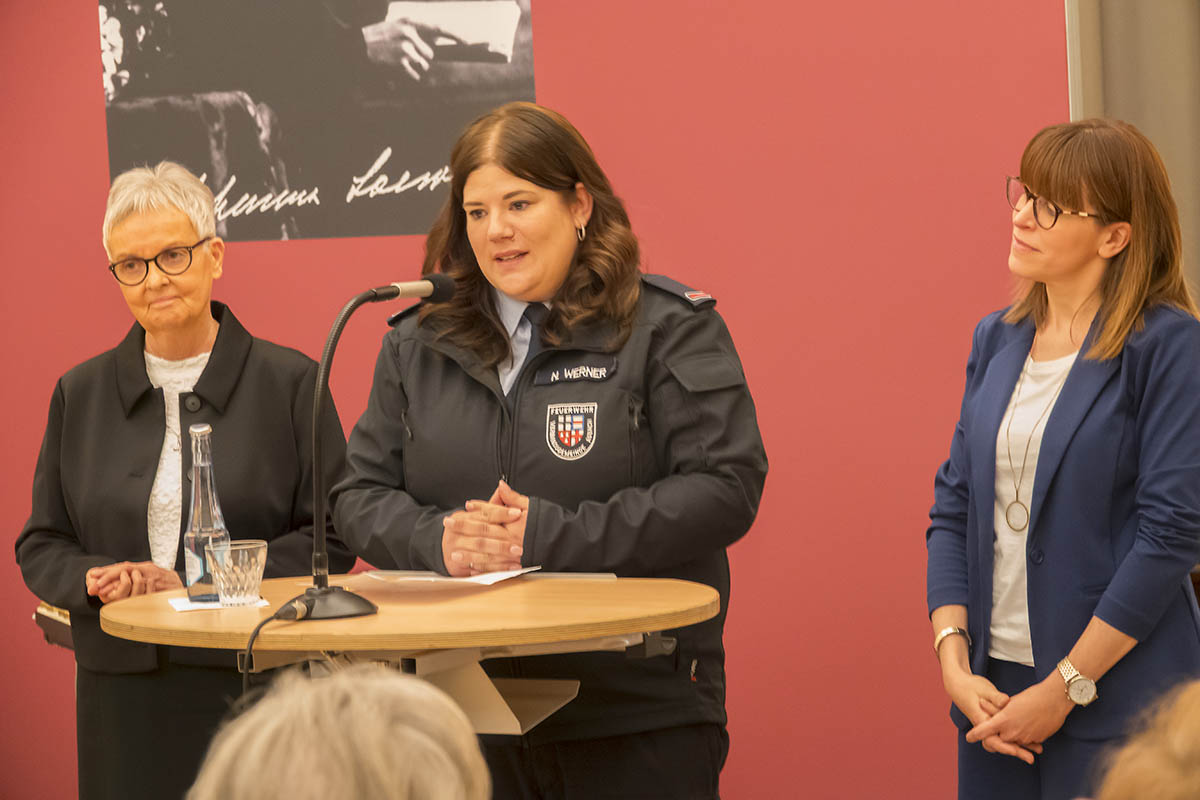 Die Preistr�gerinnen Schwester Edith-Maria Magar, Nicole Werner und Dr. Julia Reuschenbach (von links) bei ihrer Dankesrede. Fotos: Wolfgang Tischler