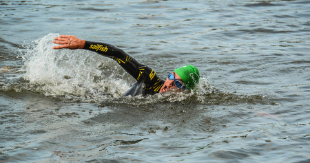 Der Lwentriathlon gehrt zu den landschaftlich reizvollsten Triathlonveranstaltungen in Rheinland-Pfalz. Der Postweiher mit seiner ausgezeichneten Wasserqualitt ist hinreichend gro und erlaubt, dass die Schwimmstrecke in geraden Linien geschwommen werden kann  eine Bedingung, die ein olympisches Format berhaupt erst mglich macht. (Foto: Veranstalter)